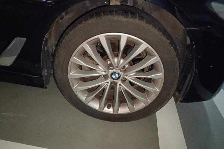 Used BMW 5 Series 2022 Restyled 525Li Luxury Package Right Front Wheel Hub