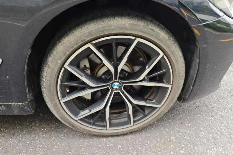 Used BMW 5 Series 2022 Second Facelift 530Li Luxury Version M Sport Package Right Front Wheel Hub
