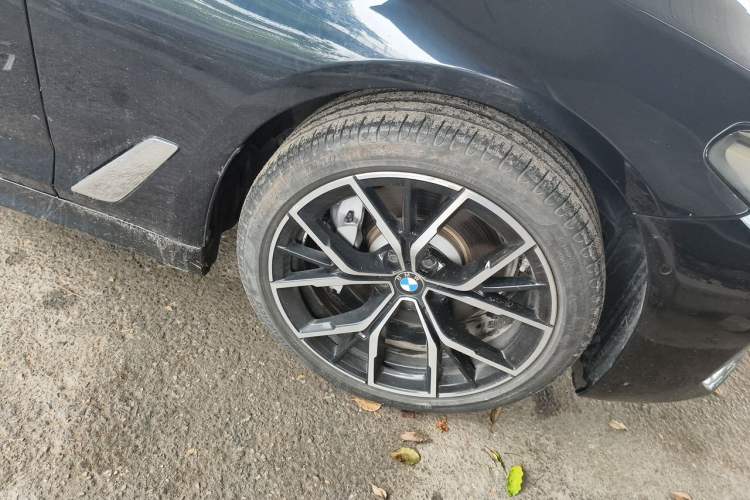 Used BMW 5 Series 2022 Second Facelift 530Li Luxury Version M Sport Package Right Front Wheel Hub