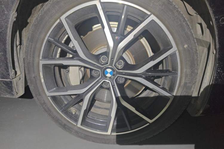 Used BMW 5 Series 2022 Second Facelift 530Li Luxury Version M Sport Package Right Front Wheel Hub
