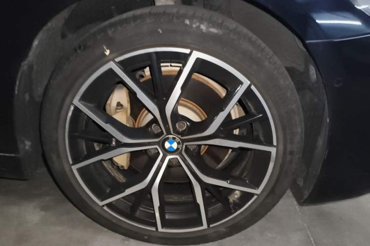 Used BMW 5 Series 2022 Second Facelift 530Li Luxury Version M Sport Package Right Front Wheel Hub