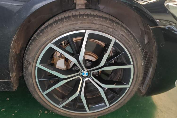 Used BMW 5 Series 2022 Second Facelift 530Li Luxury Version M Sport Package Right Front Wheel Hub