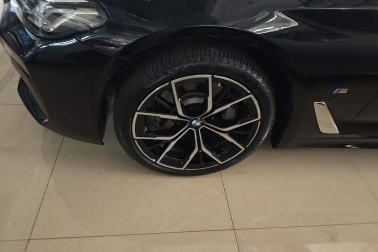 Used BMW 5 Series 2022 Revised Version 3 530Li Luxury Edition M Sport Package Right Front Wheel Hub