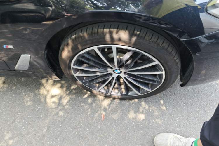 Used BMW 5 Series 2022 Restyled 530Li Leading Edition M Sport Package Right Front Wheel Hub