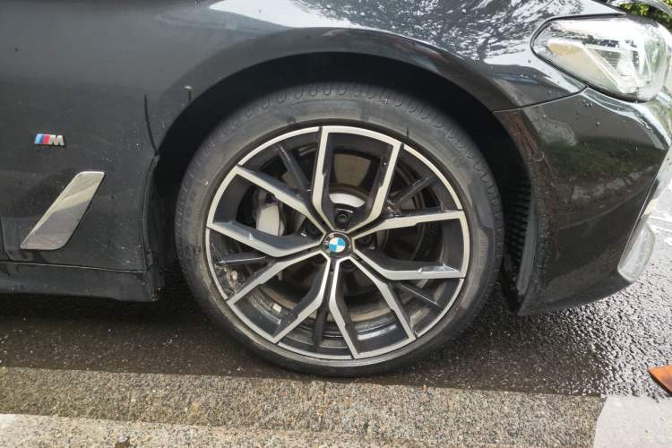 Used BMW 5 Series 2022 Second Facelift 530Li Luxury Version M Sport Package Right Front Wheel Hub