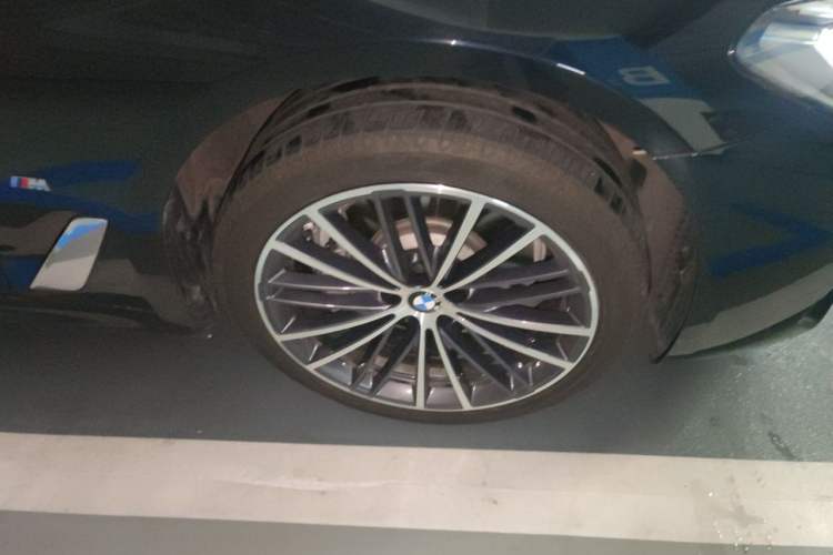 Used BMW 5 Series 2022 Revised Version 530Li xDrive M Sport Package Right Front Wheel Hub