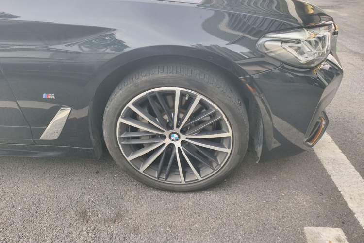 Used BMW 5 Series 2022 530Li xDrive M Sport Package Right Front Wheel Hub