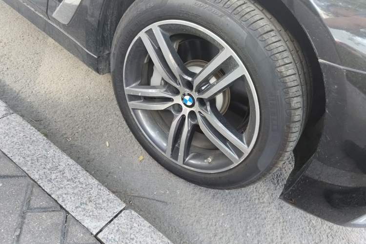 Used BMW 5 Series 2022 Updated 530Li xDrive Luxury Package Right Front Wheel Hub
