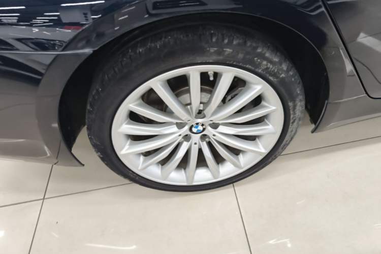 Used BMW 5 Series 2022 Second Facelift 530Li Executive Luxury Package Right Rear Wheel Hub