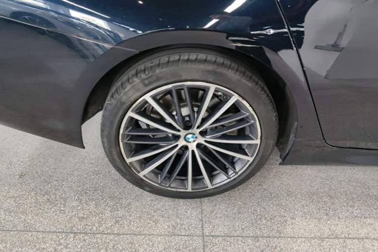 Used BMW 5 Series 2022 Restyled 530Li Leading Edition M Sport Package Right Rear Wheel Hub
