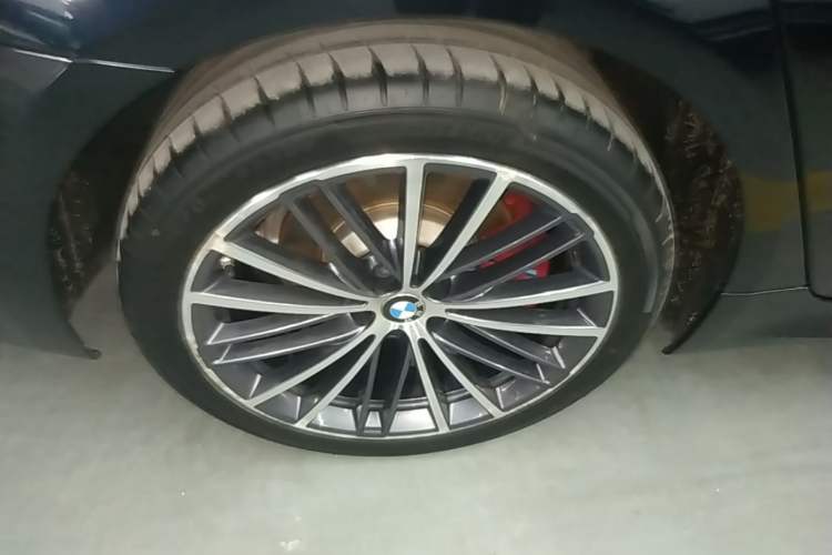 Used BMW 5 Series 2022 Revised Version 530Li xDrive M Sport Package Right Rear Wheel Hub