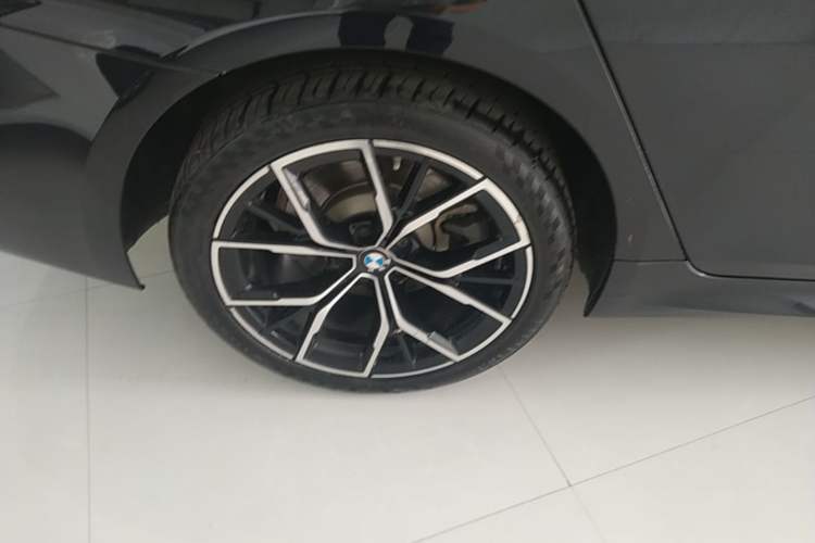 Used BMW 5 Series 2022 Revised Version 3 530Li Luxury Edition M Sport Package Right Rear Wheel Hub