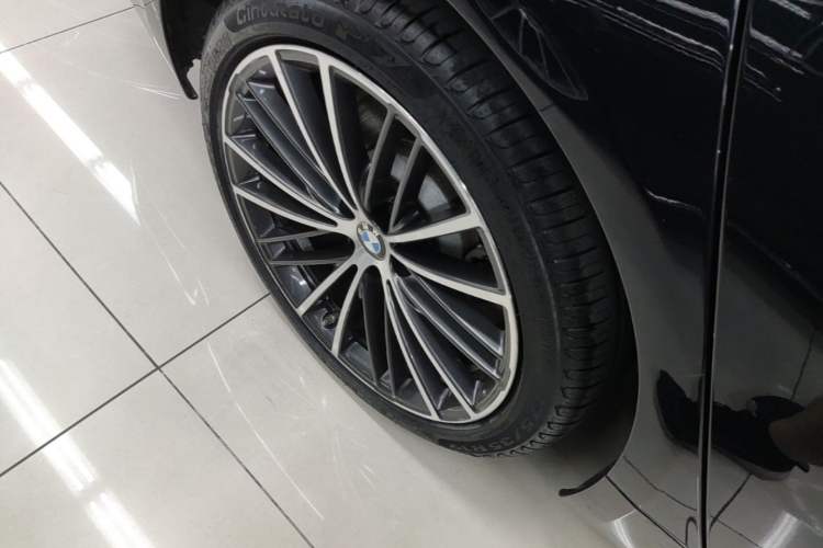 Used BMW 5 Series 2022 Second Facelift 530Li Leading Edition M Sport Package Right Rear Wheel Hub