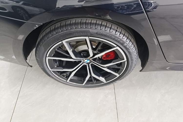 Used BMW 5 Series 2022 Revised Version 3 530Li Luxury Edition M Sport Package Right Rear Wheel Hub