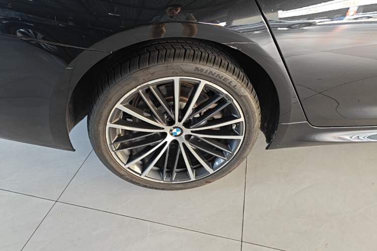 Used BMW 5 Series 2022 Restyled 530Li Leading Edition M Sport Package Right Rear Wheel Hub