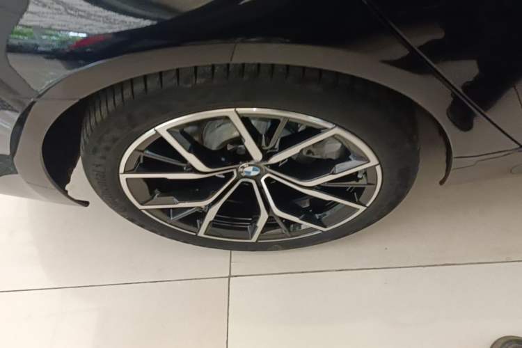 Used BMW 5 Series 2022 Revised Version 3 530Li Luxury Edition M Sport Package Right Rear Wheel Hub