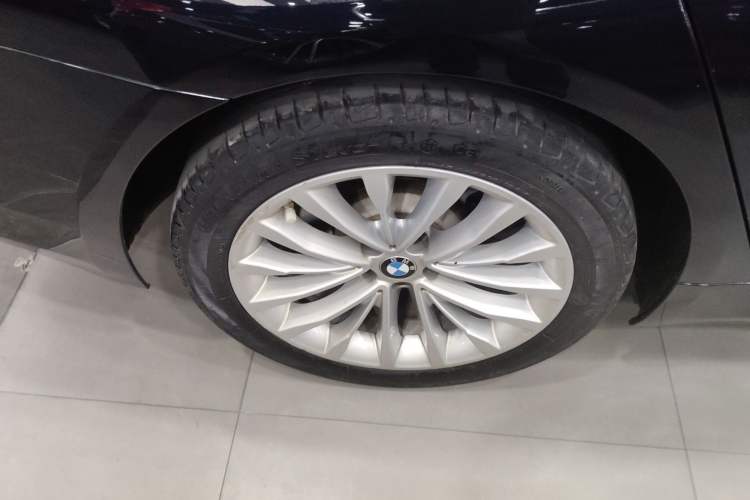 Used BMW 5 Series 2022 Restyled 525Li Luxury Package Right Rear Wheel Hub