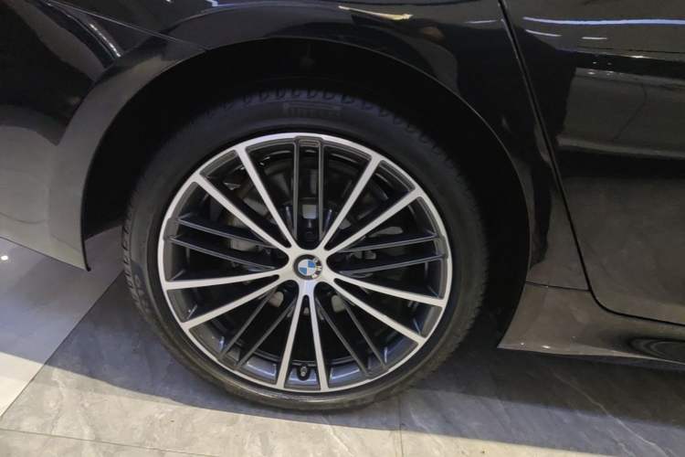Used BMW 5 Series 2022 Second Facelift 530Li Leading Edition M Sport Package Right Rear Wheel Hub