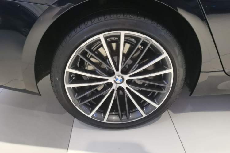 Used BMW 5 Series 2022 Restyled 530Li Leading Edition M Sport Package Right Rear Wheel Hub