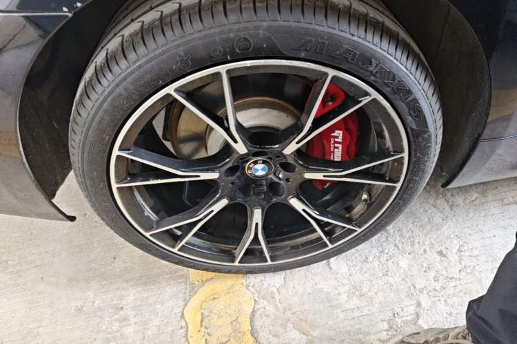 Used BMW 5 Series 2022 Second Facelift 530Li Leading Edition M Sport Package Right Rear Wheel Hub