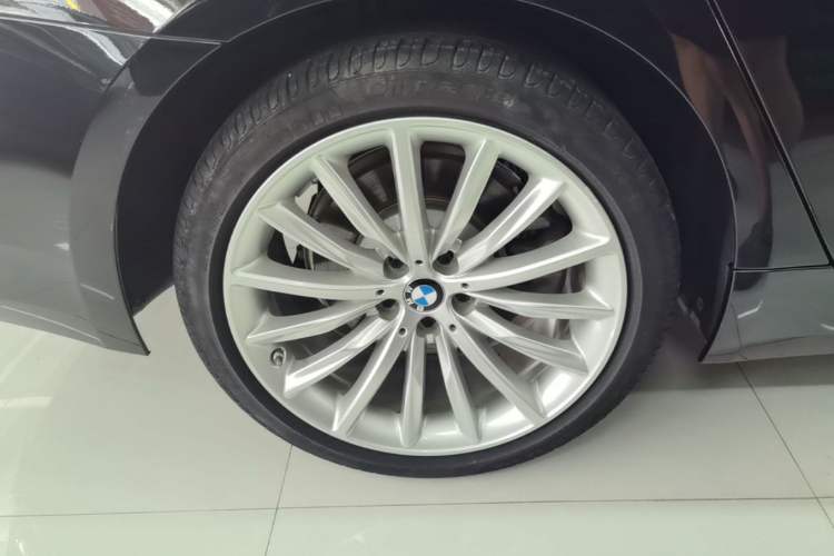 Used BMW 5 Series 2022 Second Facelift 530Li Luxury Edition Premium Package Right Rear Wheel Hub