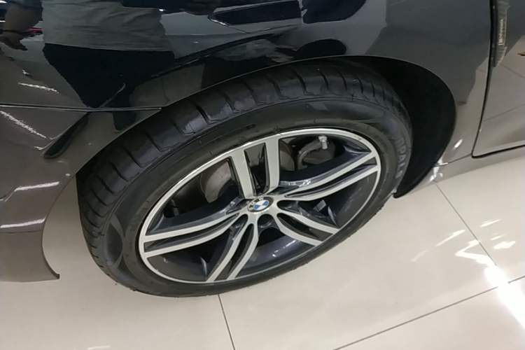 Used BMW 5 Series 2022 Updated 530Li Leading Edition Luxury Package Right Rear Wheel Hub