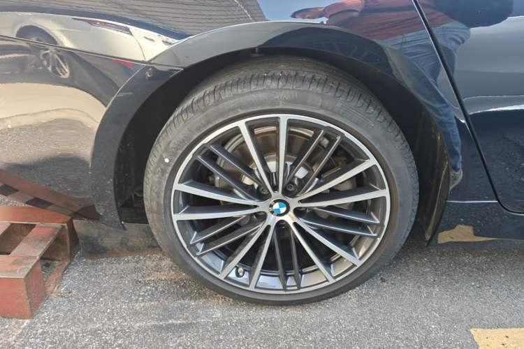 Used BMW 5 Series 2022 Restyled 530Li Leading Edition M Sport Package Right Rear Wheel Hub