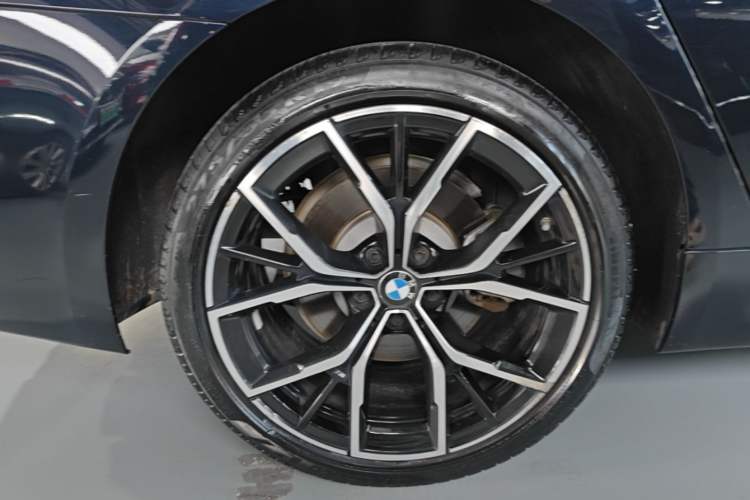 Used BMW 5 Series 2022 Second Facelift 530Li Luxury Version M Sport Package Right Rear Wheel Hub