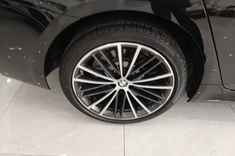 Used BMW 5 Series 2022 Second Facelift 530Li Leading Edition M Sport Package Right Rear Wheel Hub