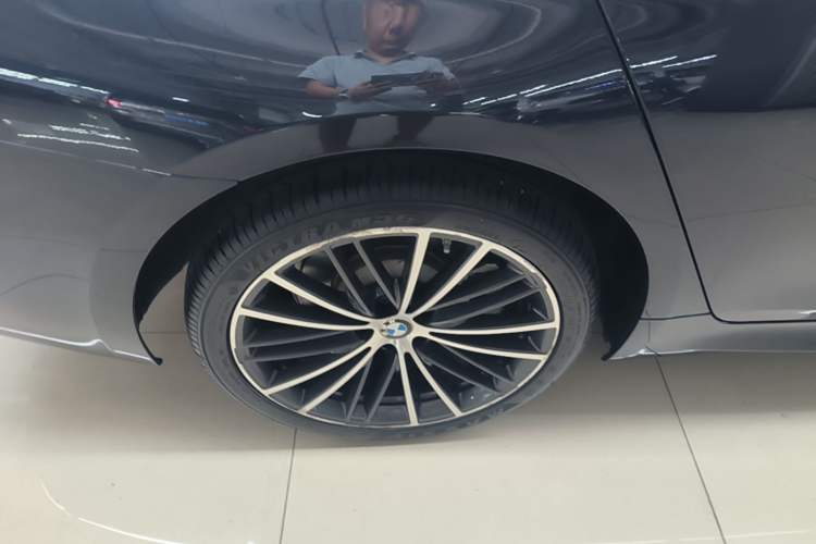 Used BMW 5 Series 2022 Second Facelift 530Li Leading Edition M Sport Package Right Rear Wheel Hub