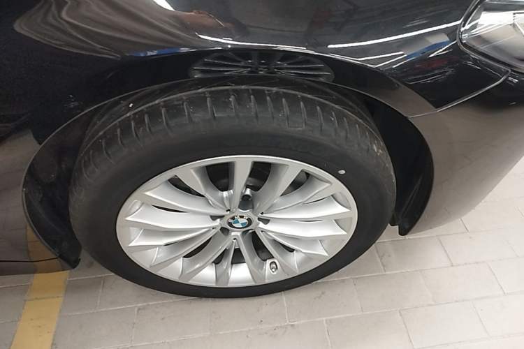 Used BMW 5 Series 2022 Second Facelift 525Li Luxury Package Right Rear Wheel Hub