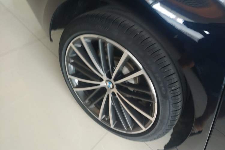 Used BMW 5 Series 2022 Second Facelift 530Li Leading Edition M Sport Package Right Rear Wheel Hub