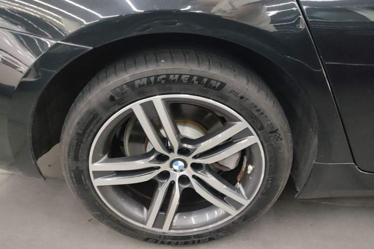 Used BMW 5 Series 2022 Second Facelift 530Li Leading Edition Luxury Package Right Rear Wheel Hub