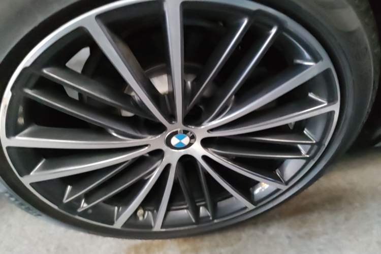 Used BMW 5 Series 2022 Second Facelift 530Li Leading Edition M Sport Package Right Rear Wheel Hub