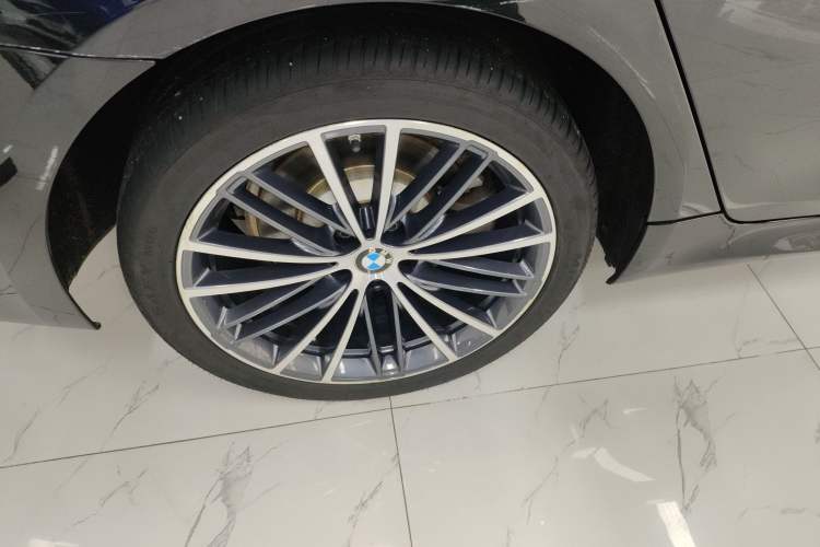 Used BMW 5 Series 2022 Second Facelift 530Li Leading Edition M Sport Package Right Rear Wheel Hub