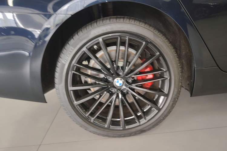 Used BMW 5 Series 2022 Second Facelift 530Li Leading Edition M Sport Package Right Rear Wheel Hub