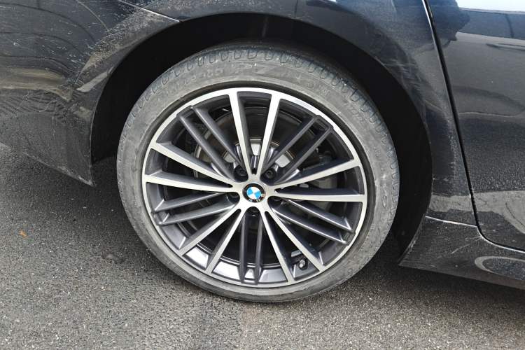 Used BMW 5 Series 2022 Second Facelift 530Li Leading Edition M Sport Package Right Rear Wheel Hub