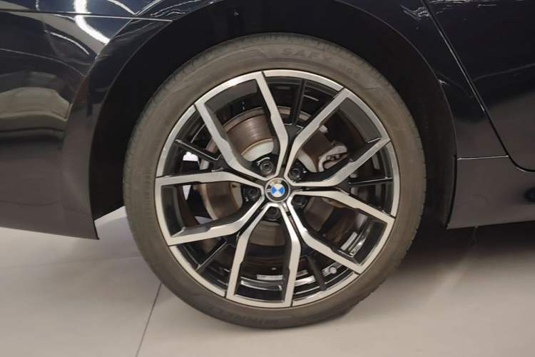 Used BMW 5 Series 2022 Revised Version 3 530Li Luxury Edition M Sport Package Right Rear Wheel Hub