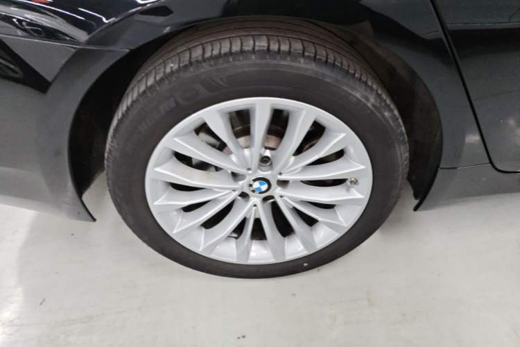 Used BMW 5 Series 2022 Second Facelift 525Li Luxury Package Right Rear Wheel Hub
