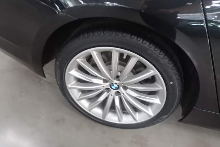 Used BMW 5 Series 2022 Revised Version 3 530Li Luxury Edition Premium Package Right Rear Wheel Hub