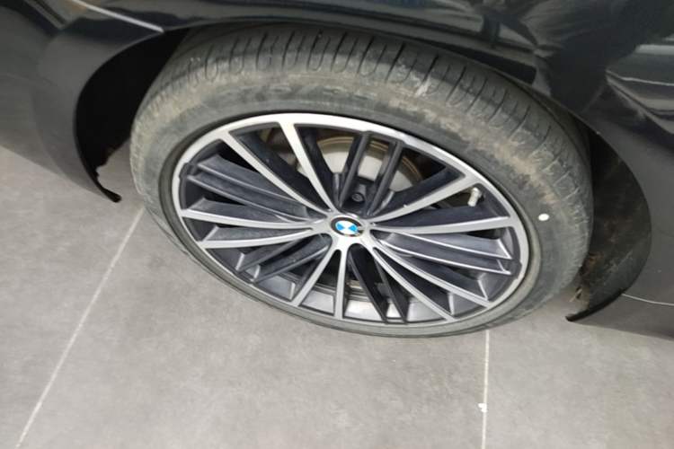 Used BMW 5 Series 2022 Second Facelift 530Li Leading Edition M Sport Package Right Rear Wheel Hub