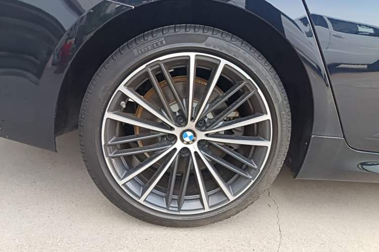 Used BMW 5 Series 2022 Restyled 530Li Leading Edition M Sport Package Right Rear Wheel Hub
