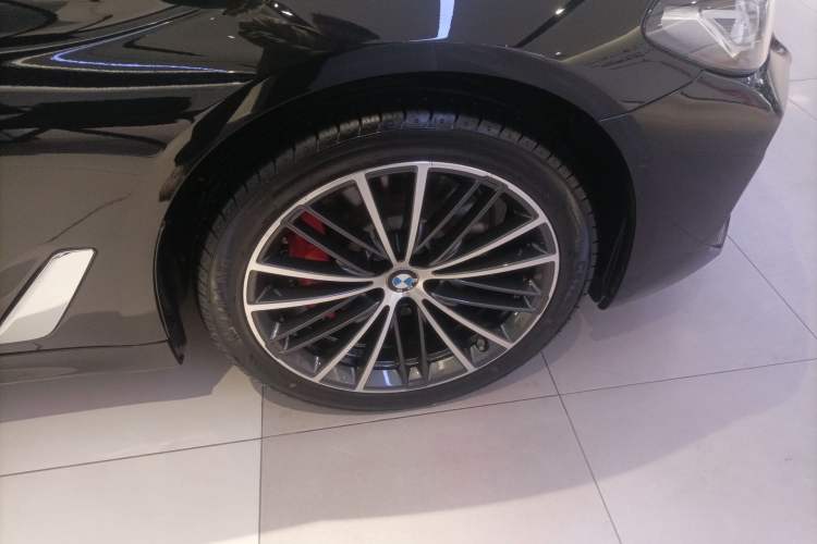Used BMW 5 Series 2022 Second Facelift 530Li Leading Edition M Sport Package Right Rear Wheel Hub