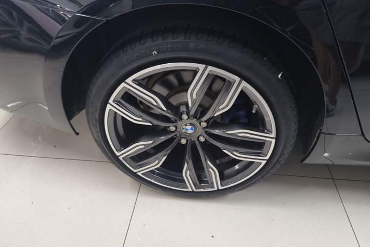 Used BMW 5 Series 2022 Second Facelift 530Li Leading Edition M Sport Package Right Rear Wheel Hub