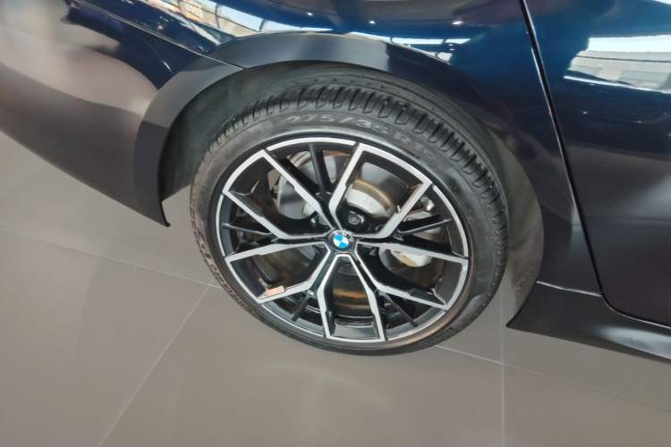 Used BMW 5 Series 2022 Second Facelift 530Li Luxury Version M Sport Package Right Rear Wheel Hub