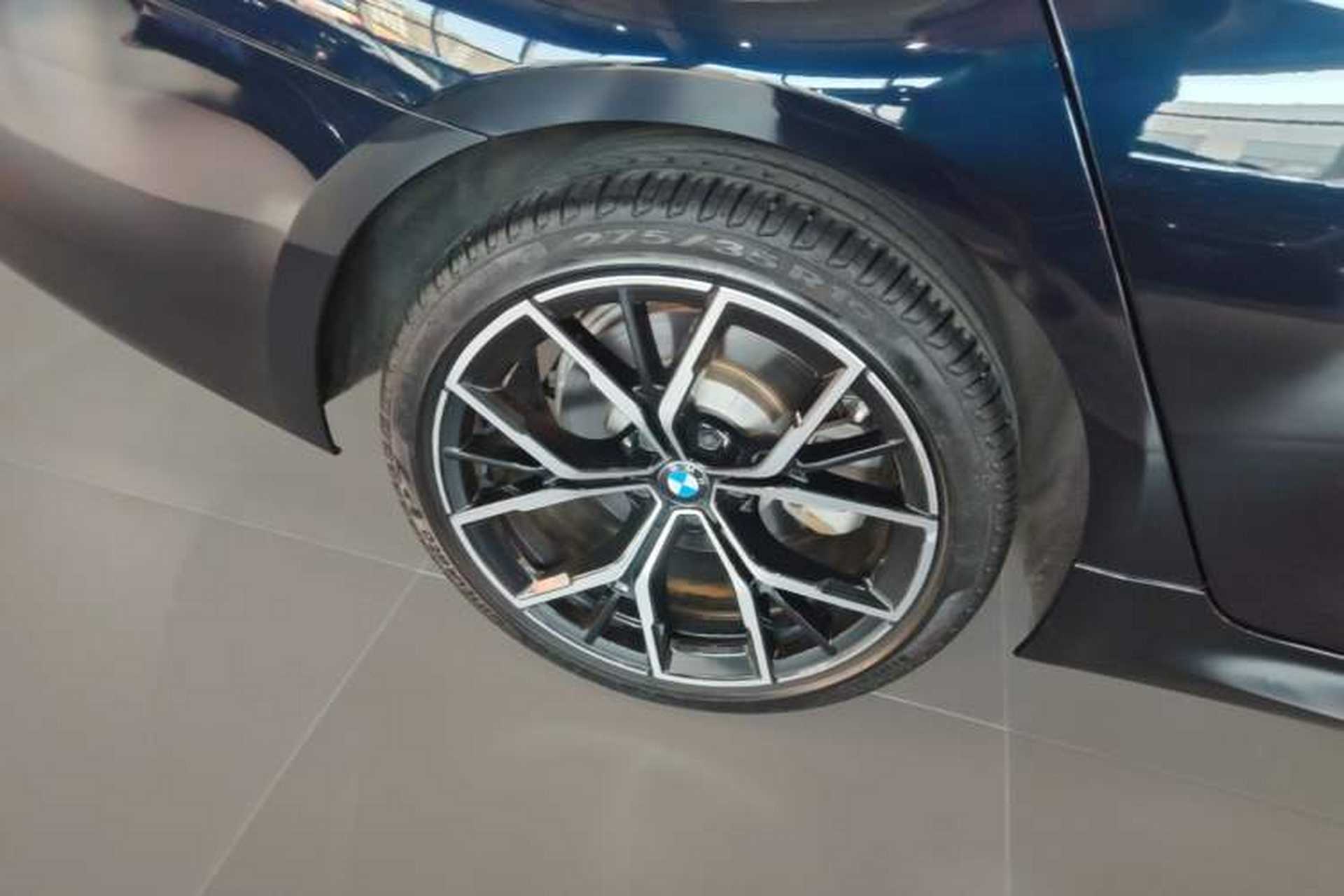 Used BMW 5 Series 2022 Second Facelift 530Li Luxury Version M Sport Package Right Rear Wheel Hub