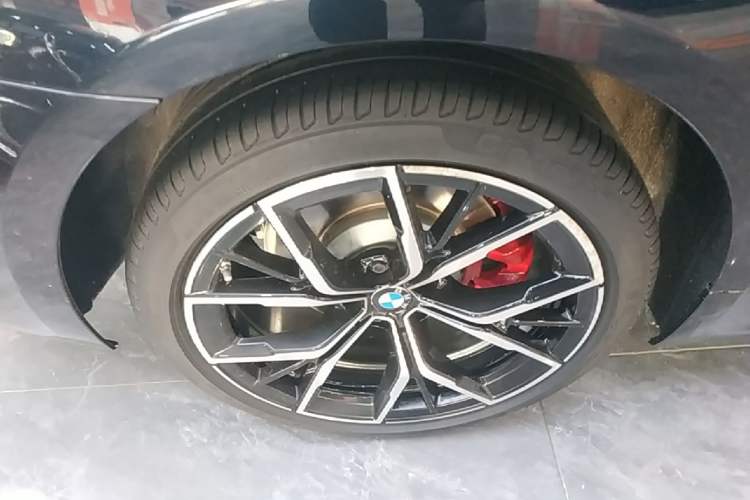 Used BMW 5 Series 2022 Revised Version 3 530Li Luxury Edition M Sport Package Right Rear Wheel Hub