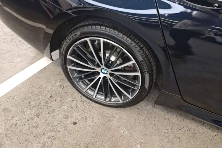Used BMW 5 Series 2022 Second Facelift 530Li Leading Edition M Sport Package Right Rear Wheel Hub