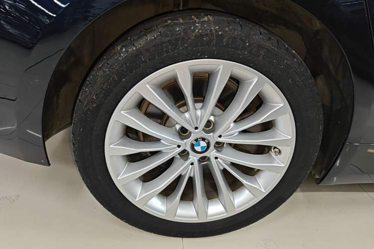 Used BMW 5 Series 2022 Restyled 525Li Luxury Package Right Rear Wheel Hub