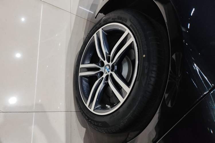 Used BMW 5 Series 2022 Second Facelift 530Li Leading Edition Luxury Package Right Rear Wheel Hub